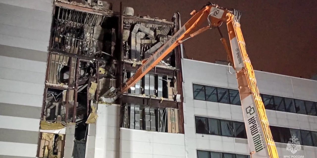 Rusya’da Crocus Belediye Binası’nda Enkaz Kaldırma Çalışmaları Sürüyor