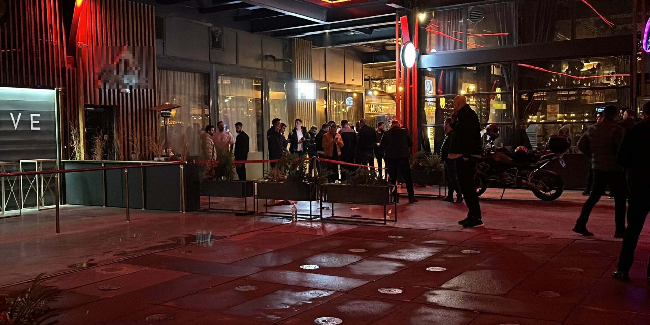 Taciz İddiasıyla Çıkarıldığı Eğlence Mekanı Önündeki Kavgada 1 Kişiyi Vurdu