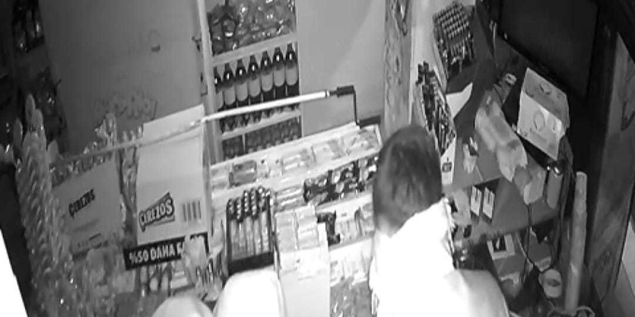 Batman’da Büfeden Hırsızlık Kamerada; 4 Dakikada Her Şeyi Çalmışlar