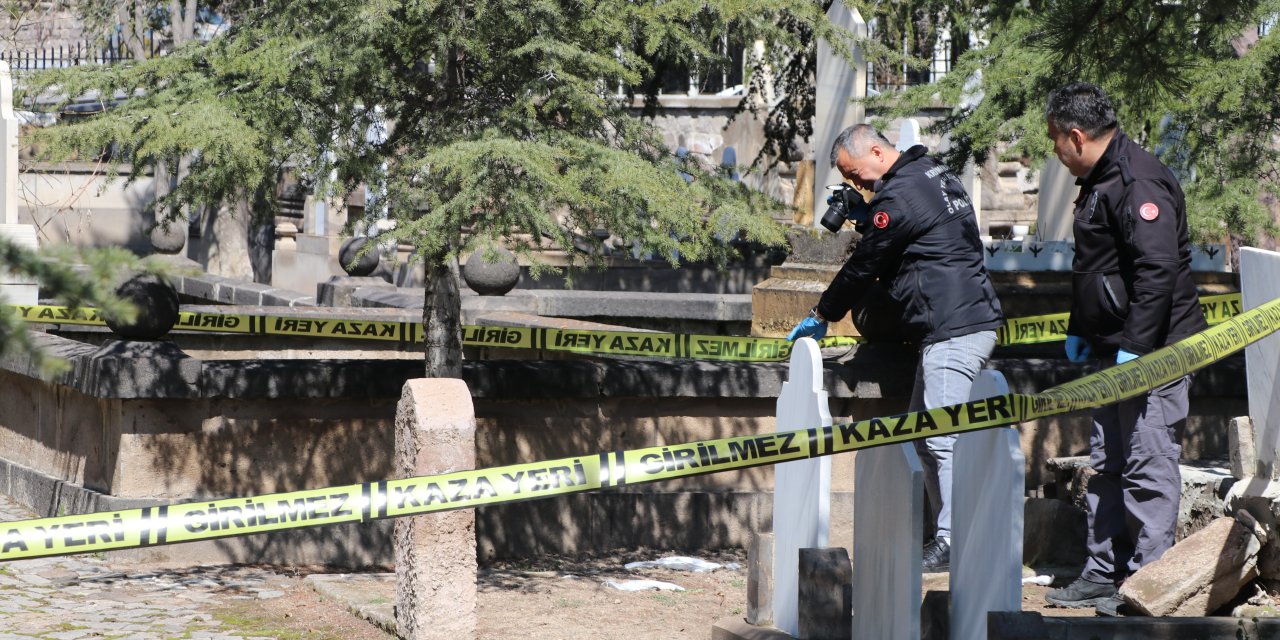 Mezarlıktaki Kaldırımda 4 Aylık Cenin  Bulundu