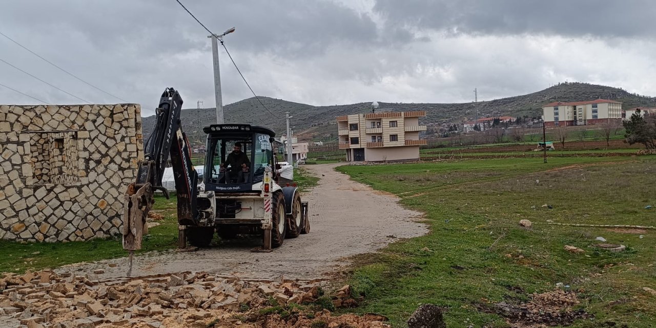 Arsasından Geçen Yolu Kepçeyle Kazdırıp, Taşlarla Kapattı