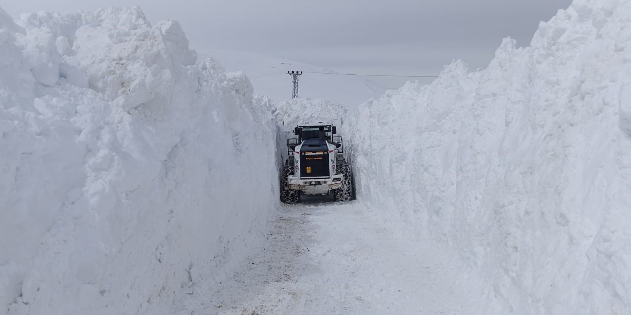 Yüksekova'da Üs Bölgesi Yolunda 5 Metre Karla Mücadele