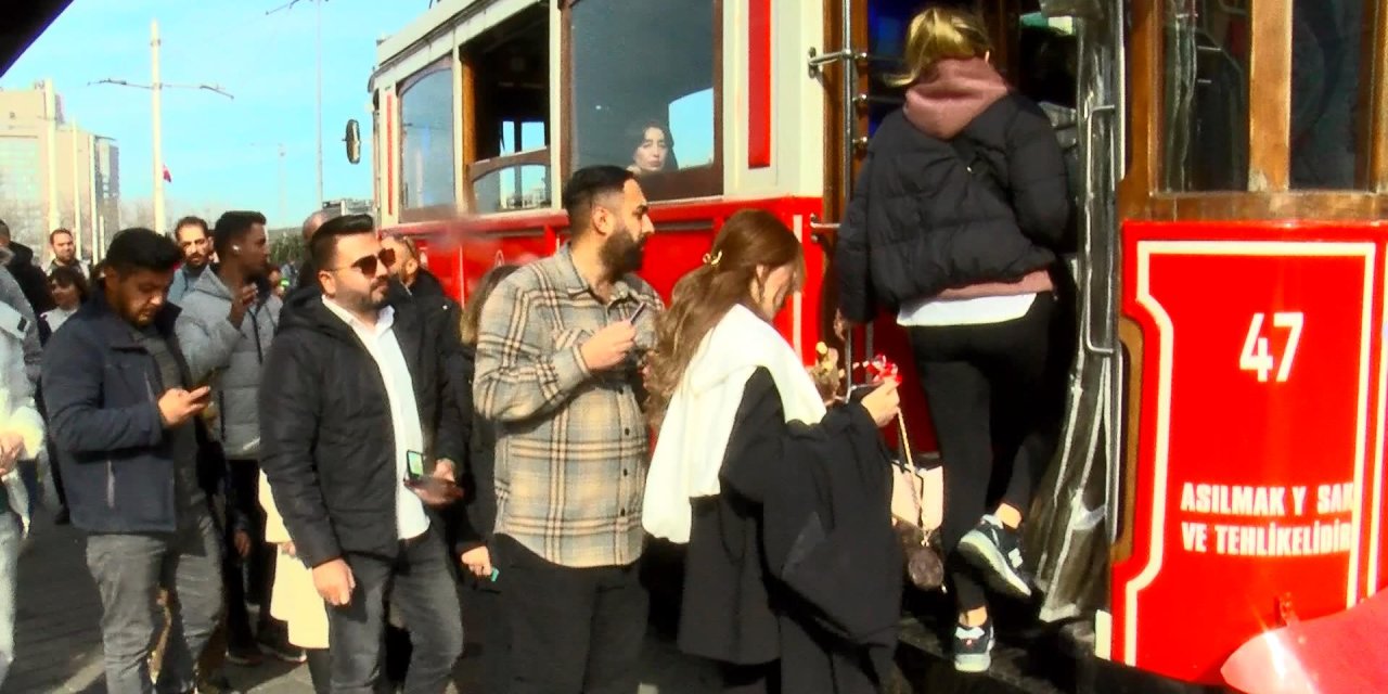 İstanbul - İstiklal Caddesi'nde Haftasonu Yoğunluğu