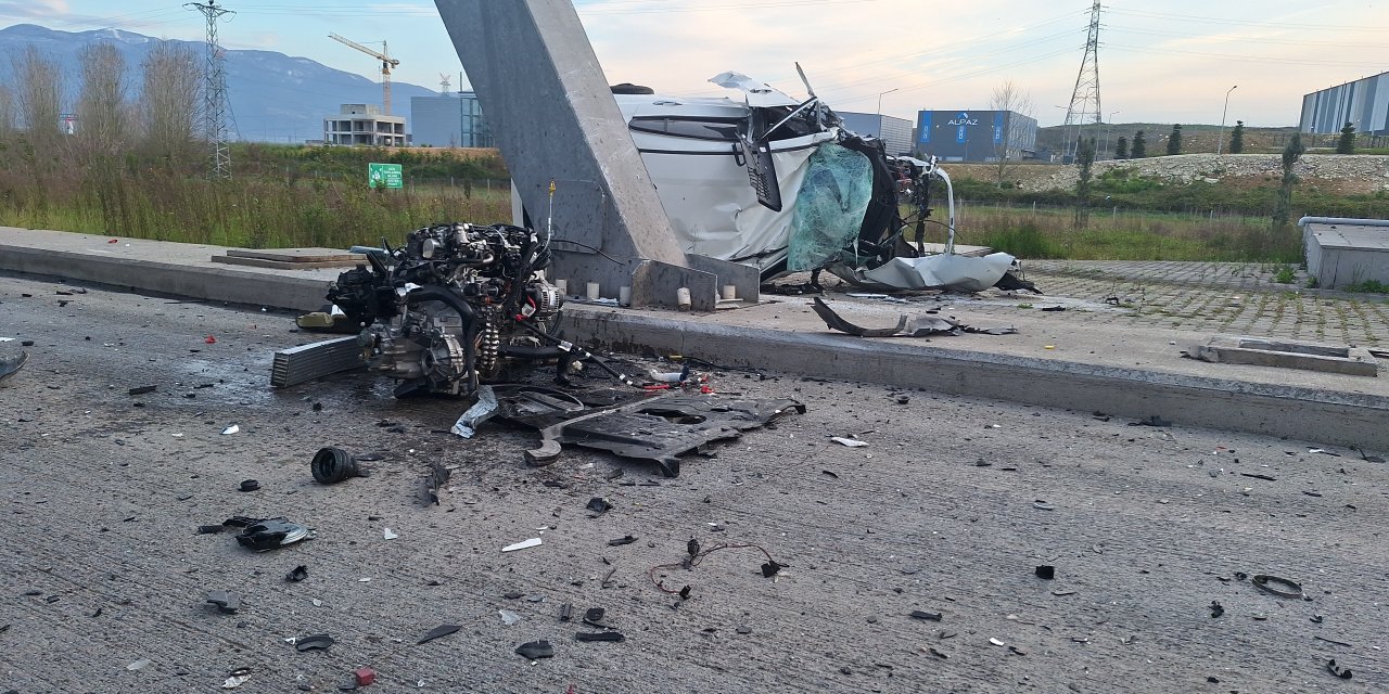 Gişenin Beton Banketine Çarpan Otomobilin Sürücüsü Yaralandı