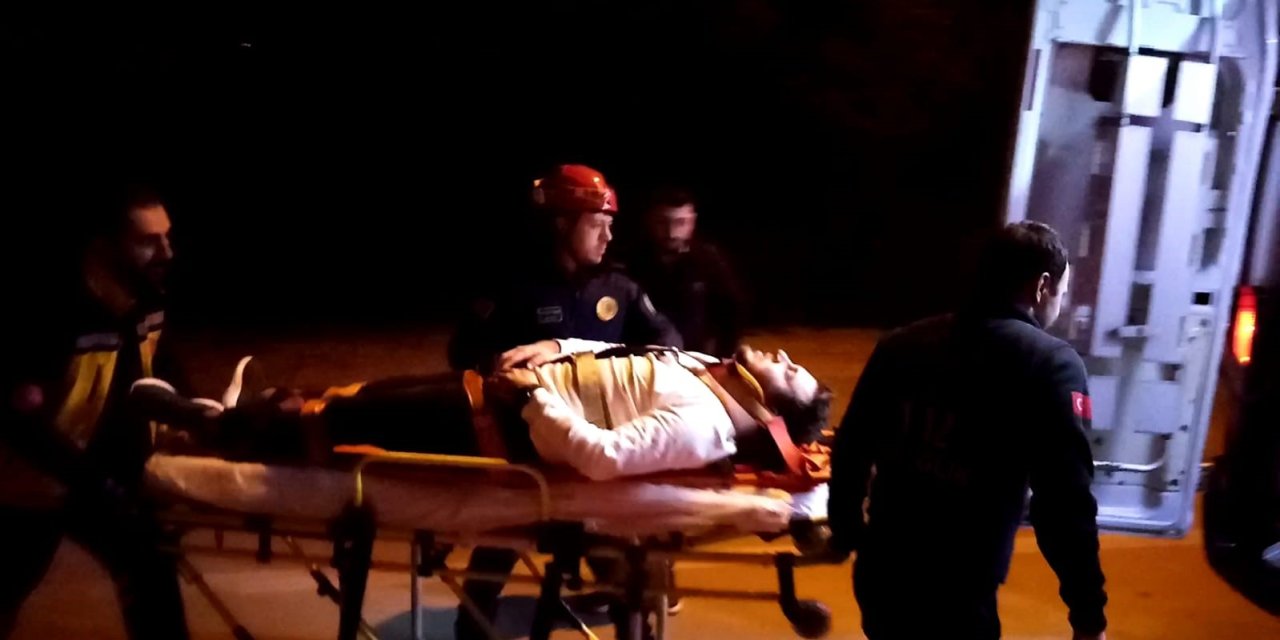 Bursa'da Hafif Ticari Araç İle Otomobil Çarpıştı; 4 Yaralı