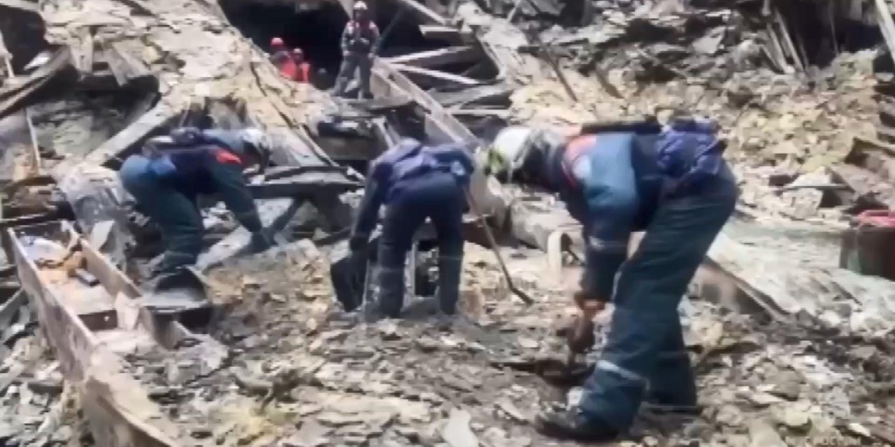 Crocus Belediye Binası’nda Enkaz Kaldırma Çalışmaları Devam Ediyor