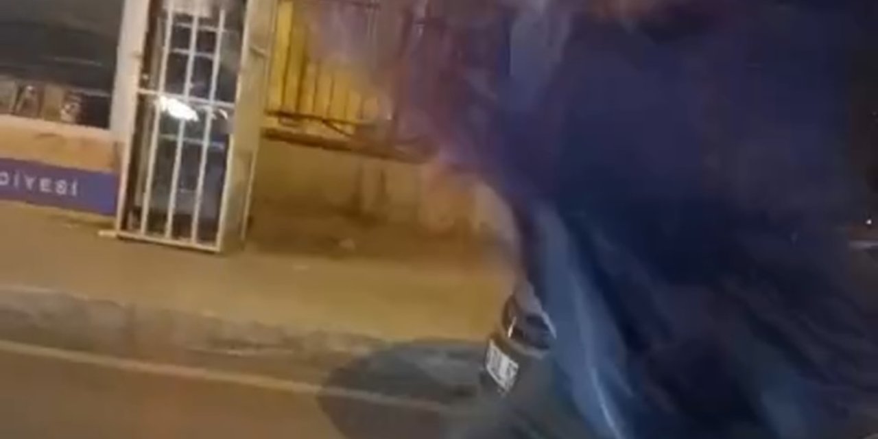 İstanbul - Sancaktepe'de Trafik Kazası Sonrası Sürücünün Otomobilini Tekmeledi