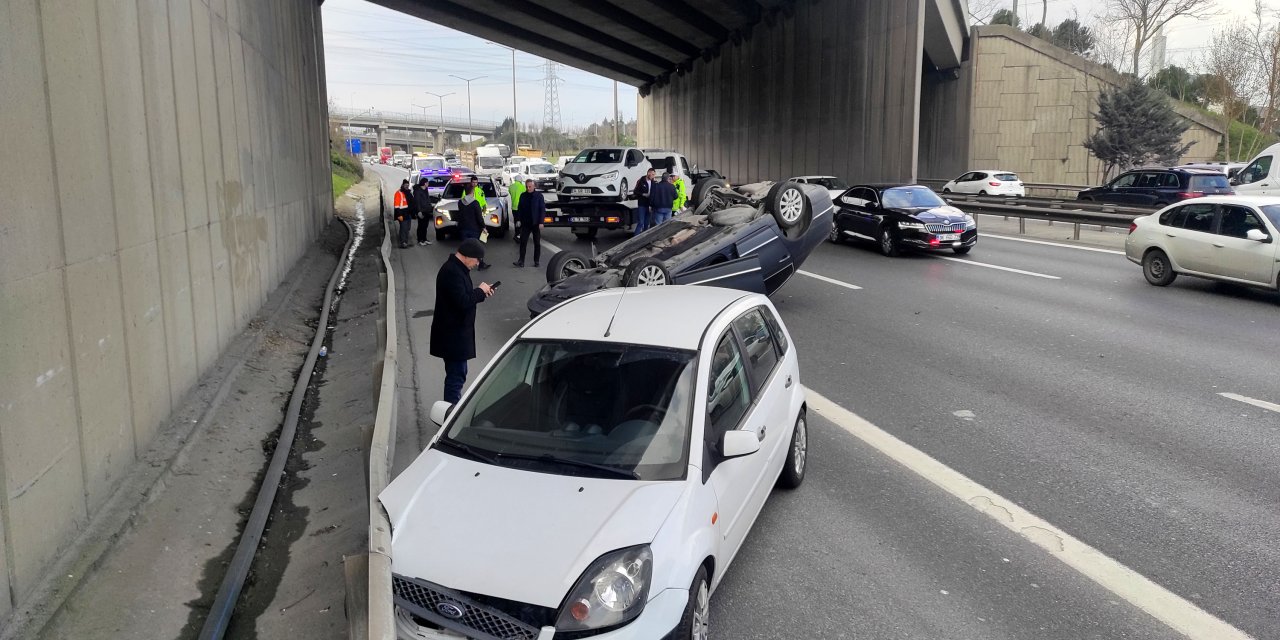 İstanbul - Tem Otoyolu’nda İki Araca Çarpıp Takla Attı