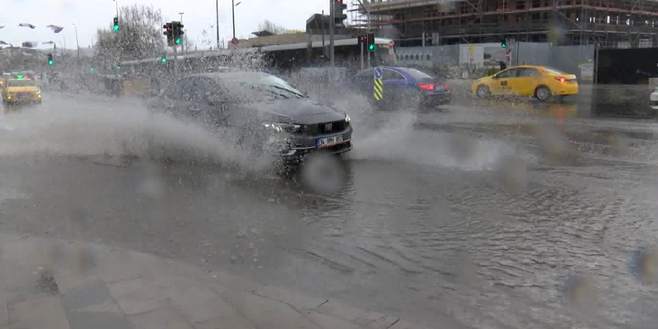 İstanbul - Eminönü'nde Sağanak Yağış Sonrası Yollar Göle Döndü