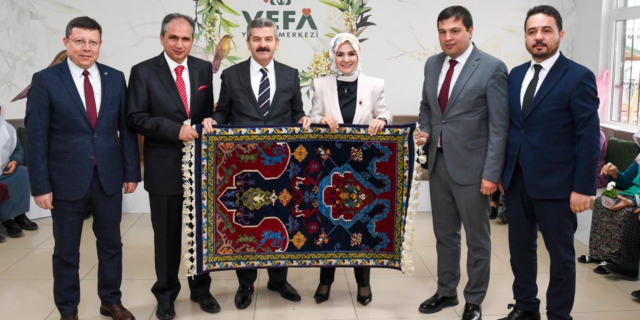 Bakan Göktaş, Atölyede Kadınlarla Birlikte Halı Dokudu