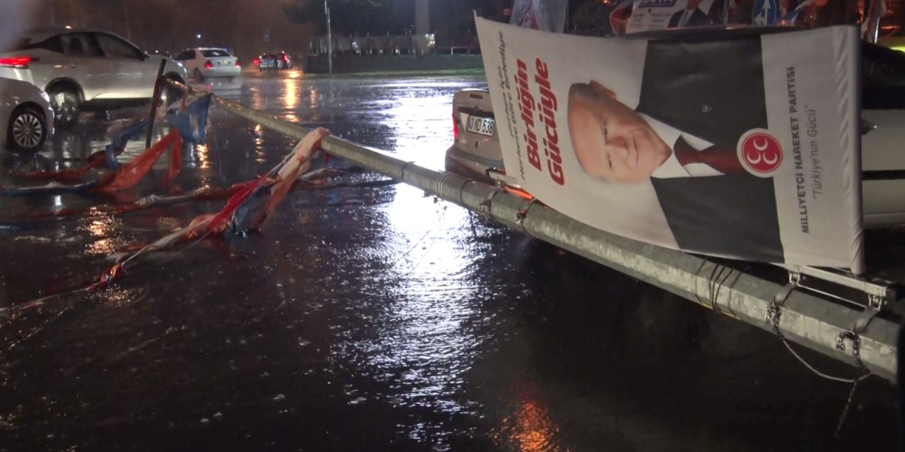 Ankara'da Fırtınada Aydınlatma Direği Yola Devrildi, 2 Araç Hasar Gördü