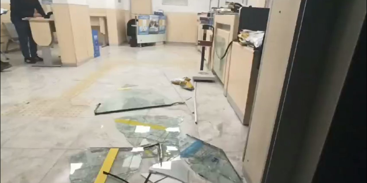 Kargosunu Zamanında Teslim Alamayınca Ptt Şubesinin Camlarını Kırdı