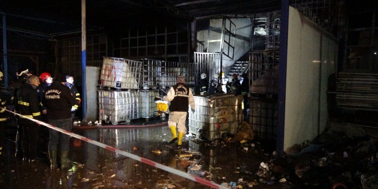 Geri Dönüşüm Deposunda Çıkan Yangın, 5 İşyerine Sıçradı: 1 Ölü (2)