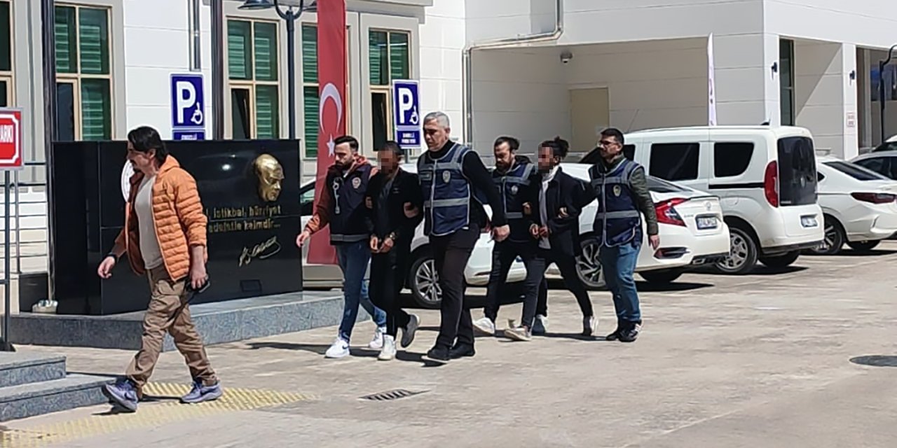 Eski Yengelerinin Eşini Bıçaklayan 2 Kardeş Adliyede