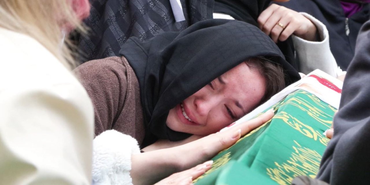 Anne Ve Kız Kardeşini Öldüren Saldırganın Tabutuna Sırtlarını Döndüler