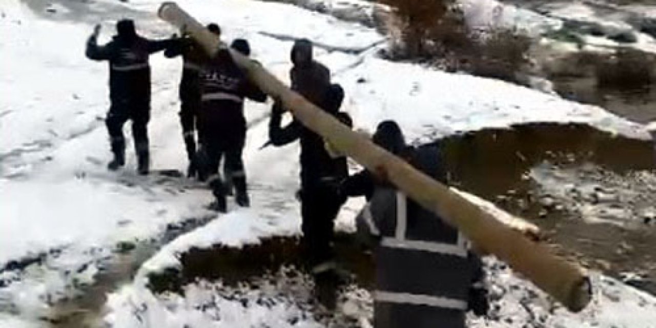 Karda 9 Metrelik Direği 2 Kilometre Sırtlarında Taşıyıp, 9 Köyü Elektriğe Kavuşturdular