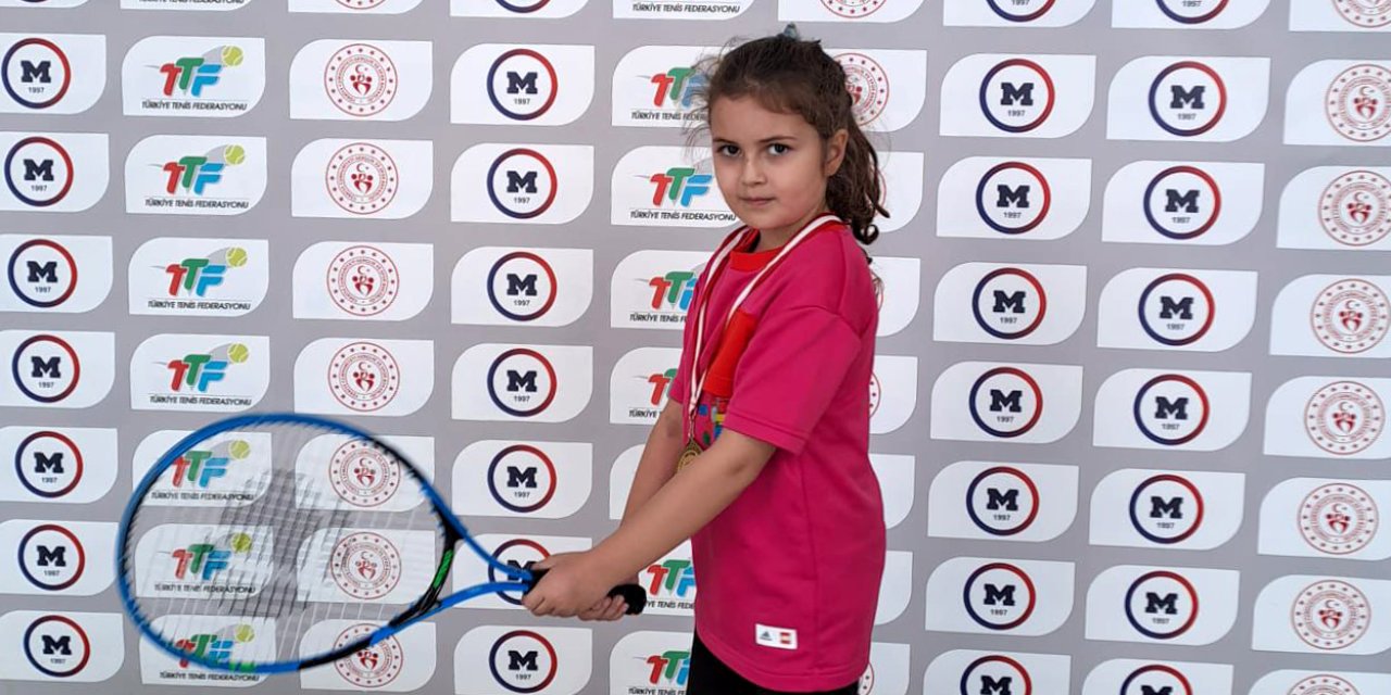 Lösemiyle Savaşı Süren Öykü Arin, Hayata Da Raket Sallıyor