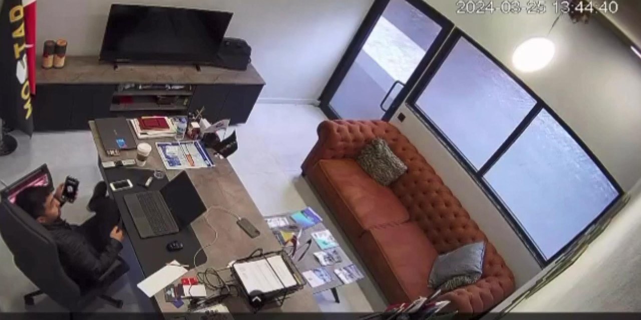 Tavandaki Lamba Boşluğundan Düşen Yavru Kedileri Ceketiyle Tutmaya Çalıştı