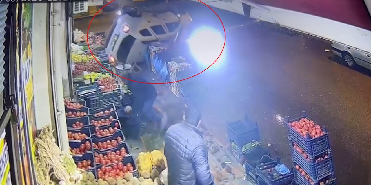 Hafif Ticari Aracın Çarptığı Otomobil Manav Tezgahına Girdi: 1 Yaralı