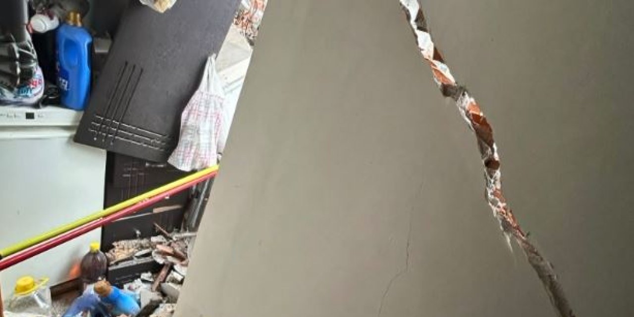 İstanbul - Güngören’de Bina Yıkımı Yapan Kepçe Bitişik Apartmandaki Mutfak Duvarını Yıktı