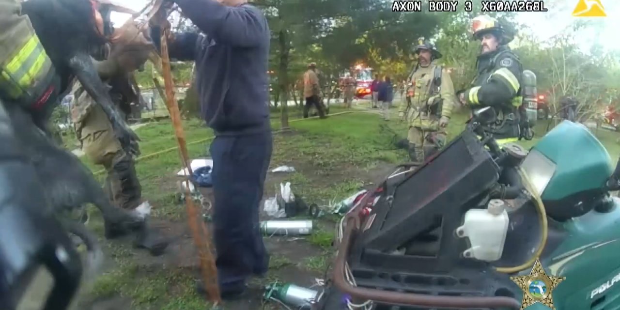 Abd’de Yanan Evden Kurtarılan İki Köpek, İlk Yardımla Hayata Döndü