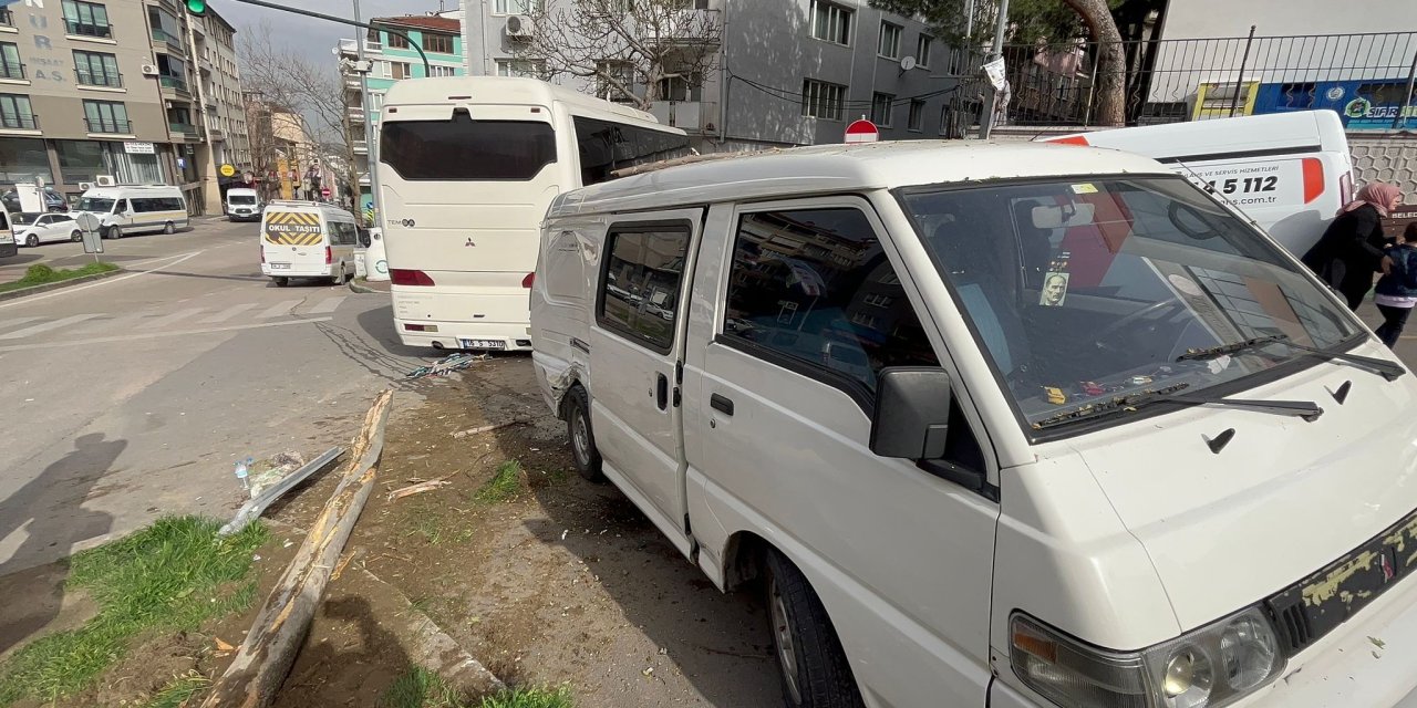 Freni Boşalan Servis Otobüsü, Minibüs İle Binanın Önündeki Korkuluklara Çarptı