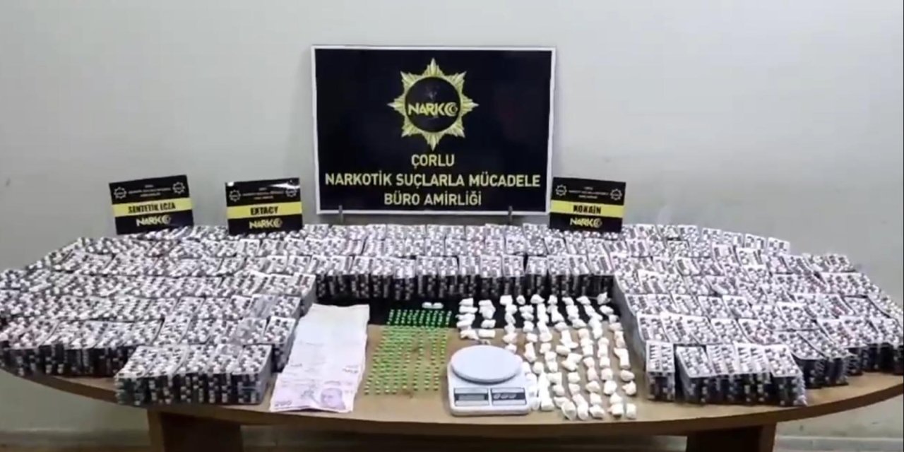 Tekirdağ'da Çatıya, Tuğla Altı Ve Çoraplara Gizlenen Binlerce Uyuşturucu Hap Ele Geçirildi