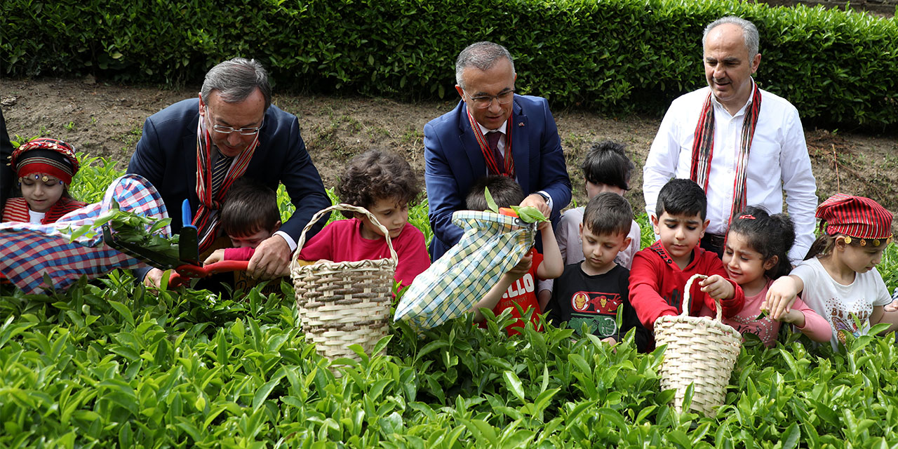 Rize protokolü minik öğrencilerle beraber çay bahçesine girdi
