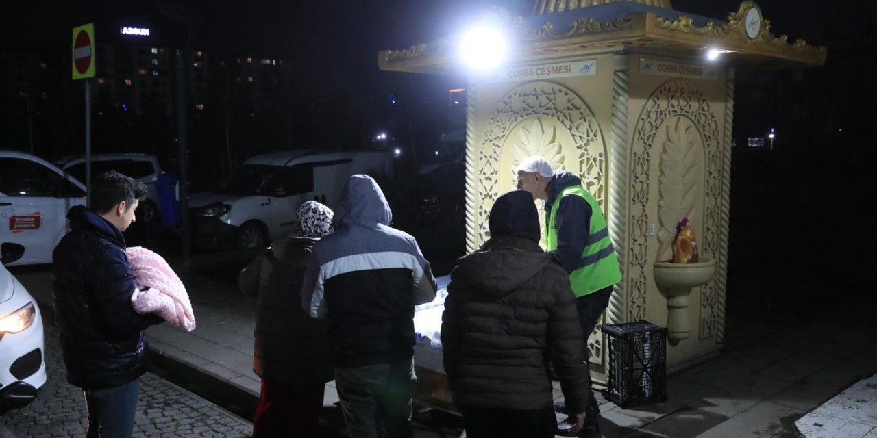 Sultangazi’de İftara Yetişemeyenlere Çorba Dağıtılıyor