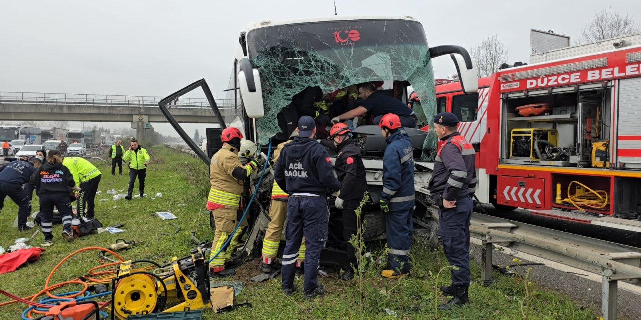 Düzce'de Yolcu Otobüsü, Bariyerlere Çarptı; 17 Yaralı