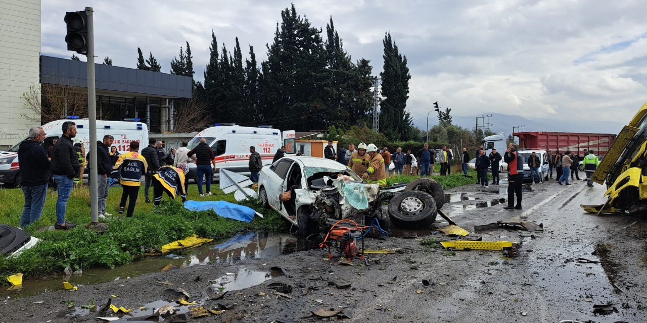 Hatay'daki Kazada Ölen Aynı Aileden 6 Kişi Yan Yana Toprağa Verildi