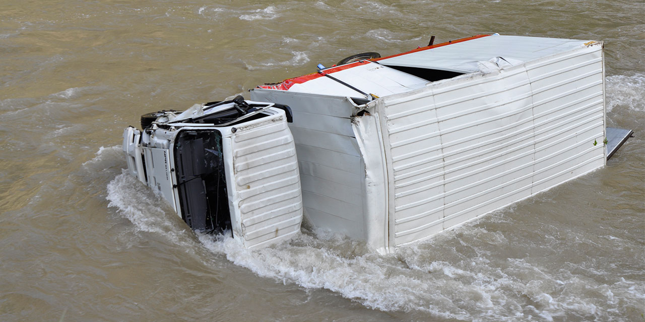 Artvin'de nehre düşen kamyonun sürücüsü akıntıya kapılarak kayboldu