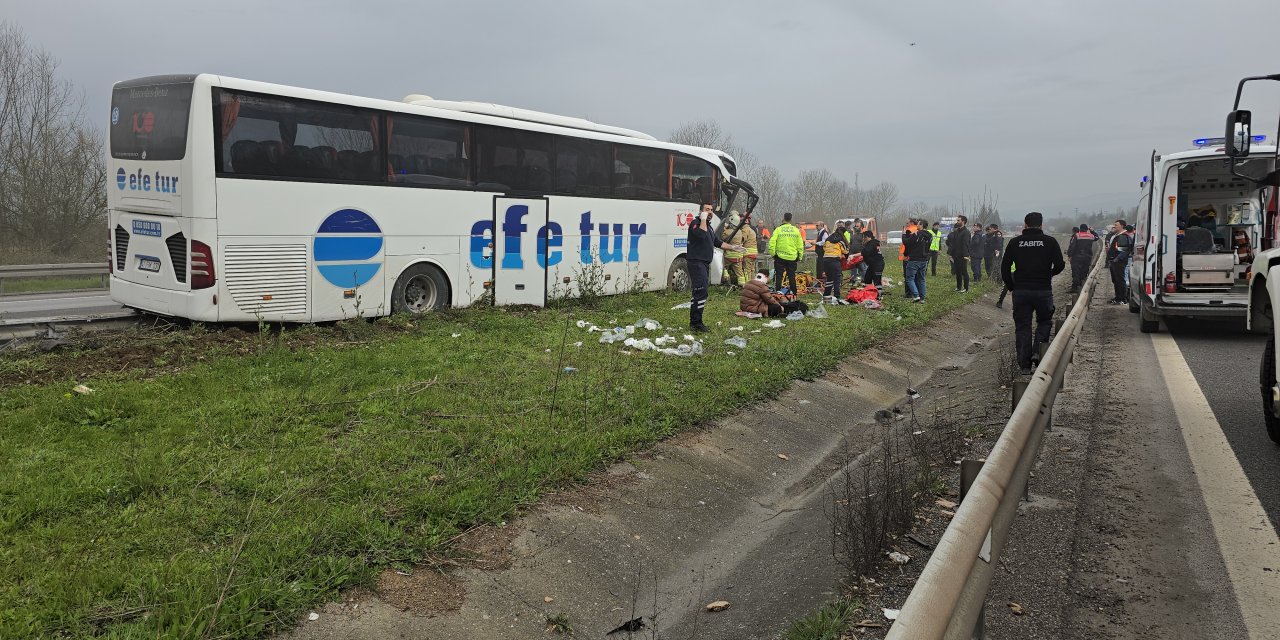 Düzce'de Yolcu Otobüsü, Tır'a Ve Bariyerlere Çarptı; 17 Yaralı