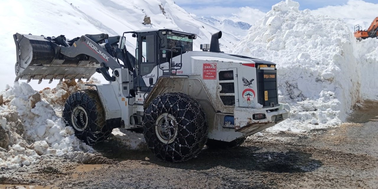 Yüksekova-dağlıca Kara Yoluna Çığ Düştü
