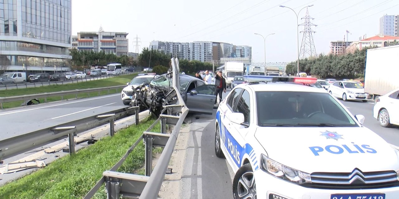 İstanbul - Bahçelievler'de Otomobil Bariyerlere Çarptı