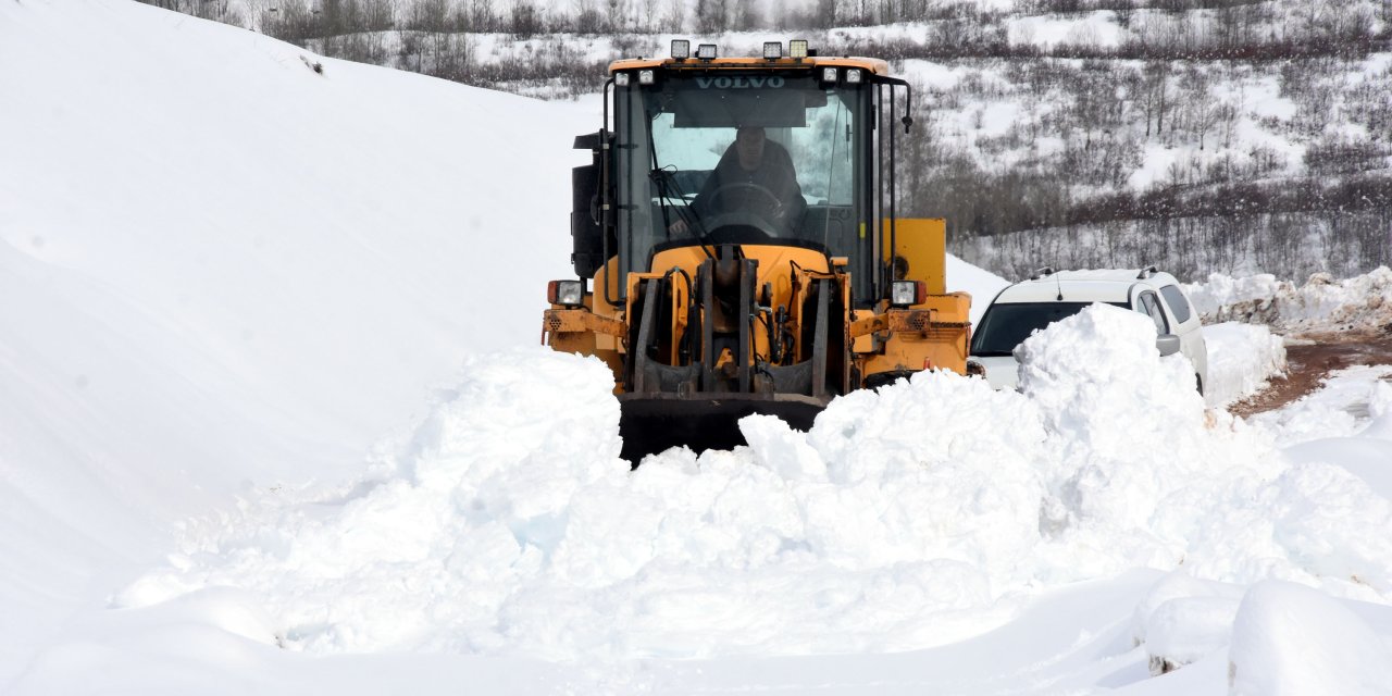 Bitlis'te Kar Yağışı; Kapanan 75 Yoldan 24'ü Açıldı