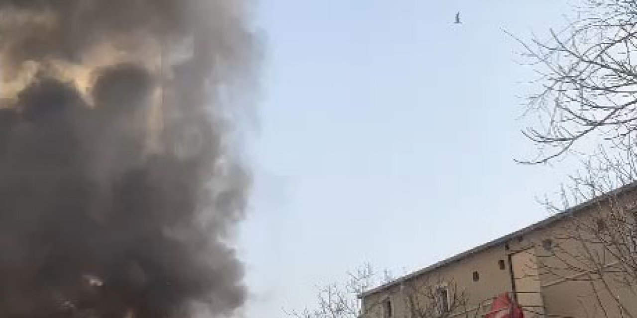 İstanbul-beyoğlu'nda Sigara İzmaritinin Neden Olduğu Yangında 4 Araç Alev Alev Yandı