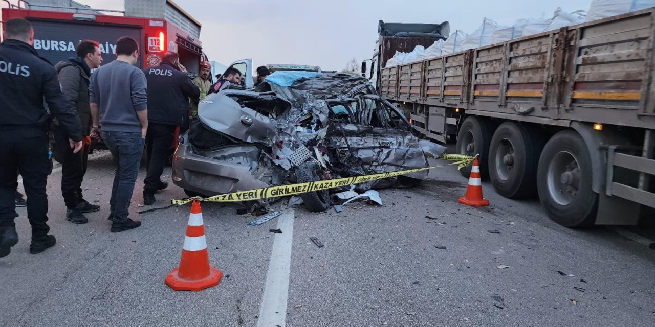 Karşı Şeride Geçen Otomobil Tır'ın Altına Girdi: 2 Ölü, 1 Yaralı