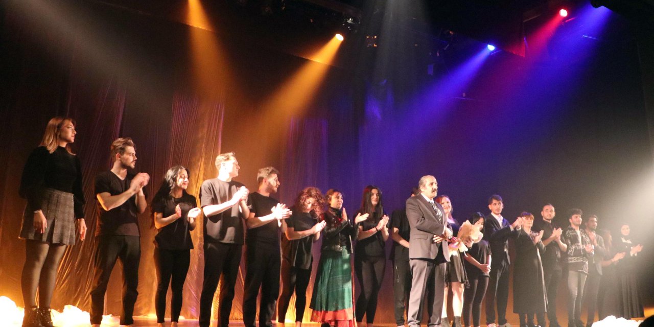 Tiyatro Öğrencilerinden 'Vaveyla' Oyunuyla Gazze'deki Katliam İçin 'Sessiz Çığlık'