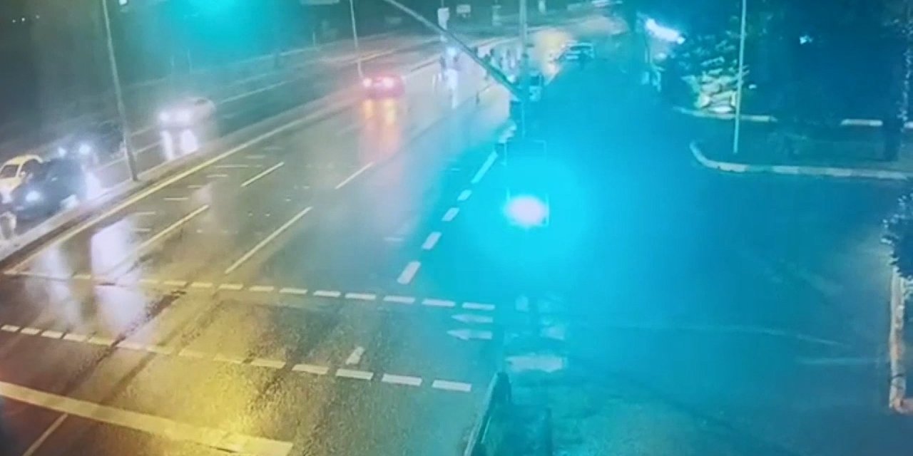 Tuzla'da Bir Kişi 'Dur' İhtarına Uymayarak Polise Çarpıp Kaçtı; O Anlar Kamerada