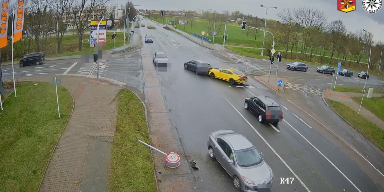 Çekya’da Sürücünün 4 Trafik Kuralını İhlal Ederek Yaptığı Kaza Kameraya Yansıdı