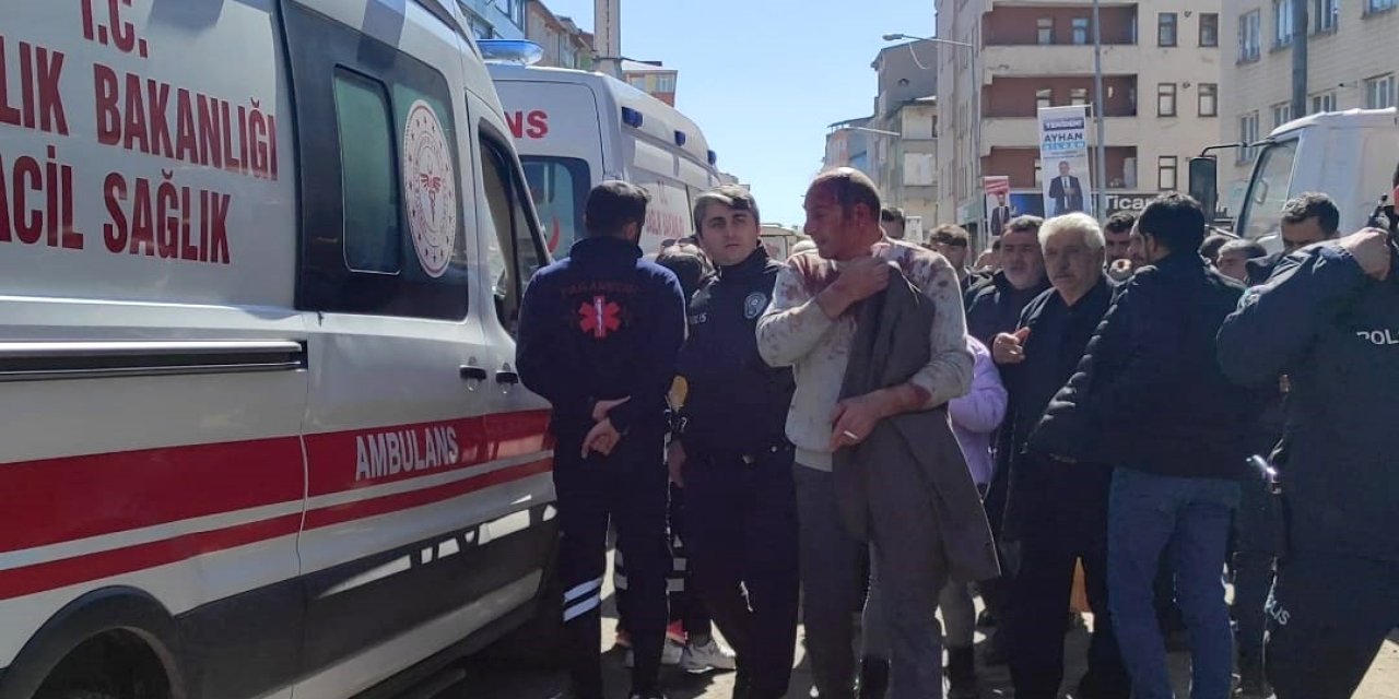 Sandalye İle Muhtarı Başından Yaraladı