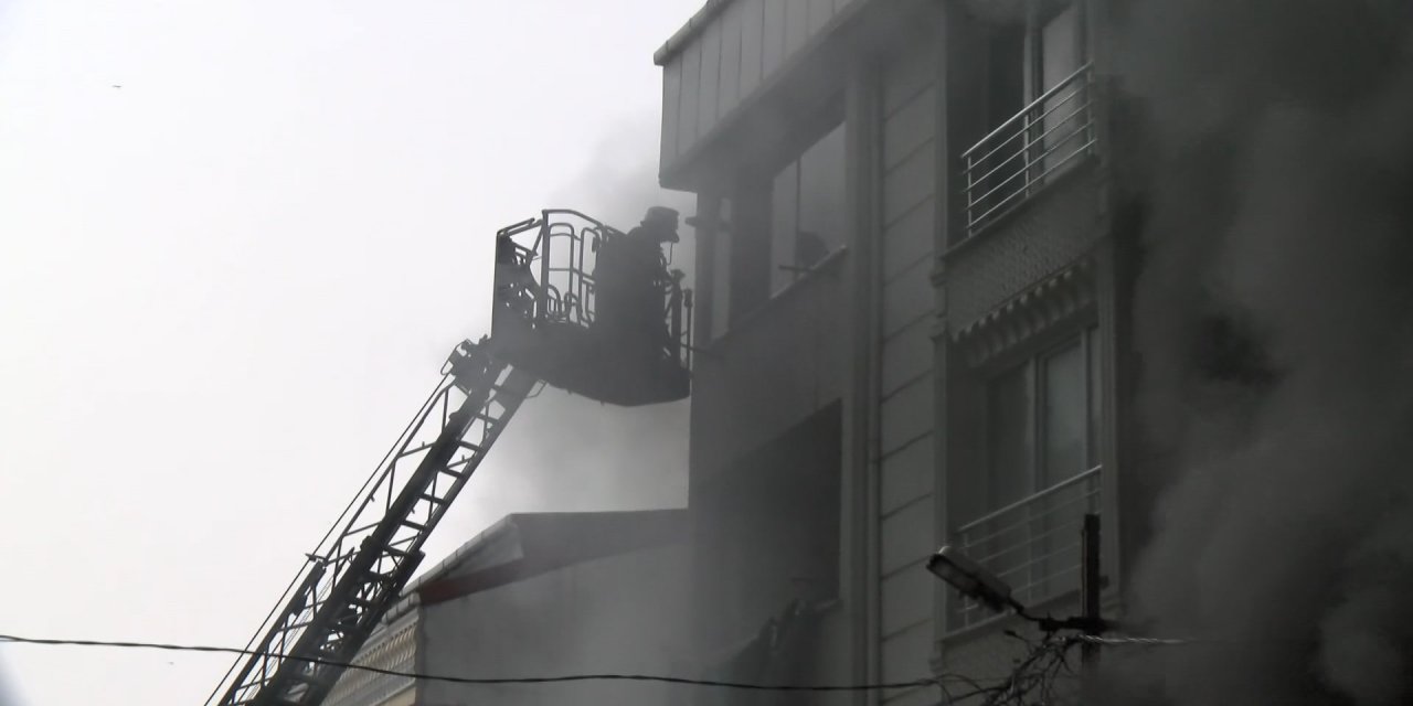 İstanbul - Esenyurt'ta Korkutan Yangın; Mahsur Kalanları İtfaiye Kurtardı