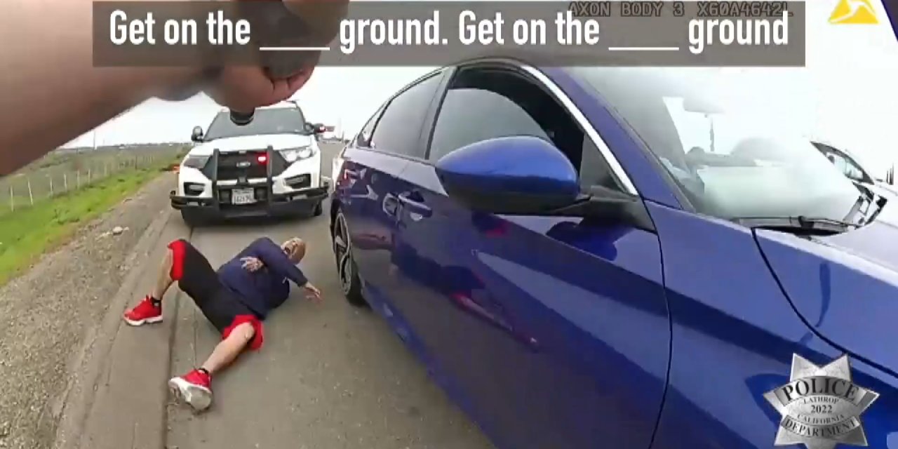 Abd’de Şüphelinin, Aracın Kapısına Tutunarak Sürüklendiği Anlar Polis Kamerasında