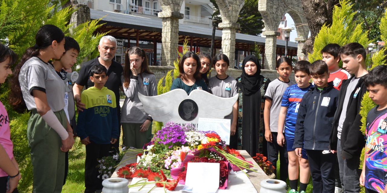 Köpekten Kaçarken Kamyonun Çarptığı Mahra, Ölümünün 2'nci Yıl Dönümünde Mezarı Başında Anıldı