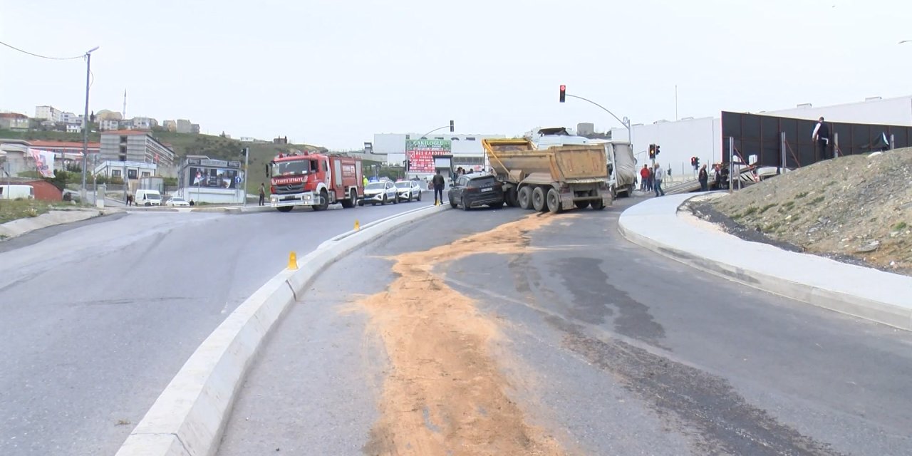 İstanbul- Başakşehir'de Kamyonet Hafriyat Kamyonuna Çarptı; 2 Yaralı
