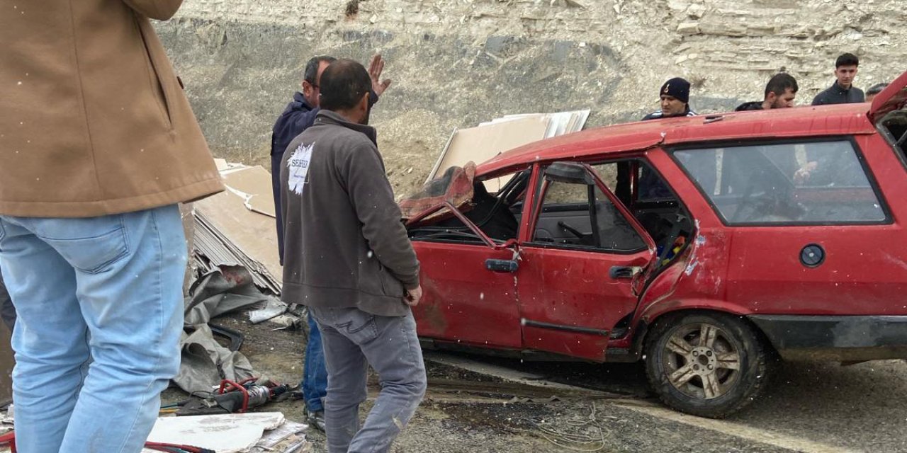 Devrilen Tır'daki Malzemelerin Otomobilin Üzerine Düştüğü Kazada Ölü Sayısı 2'ye Çıktı