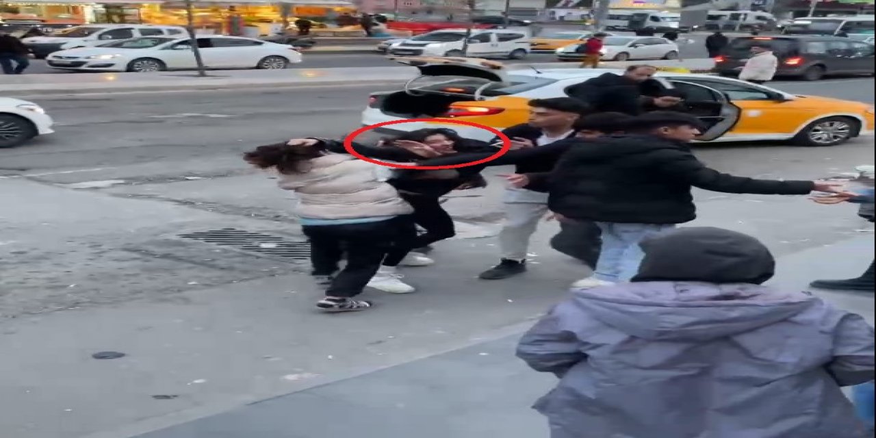 Kağıt Mendil Almayı Reddeden Genç Kızı Darbettiler