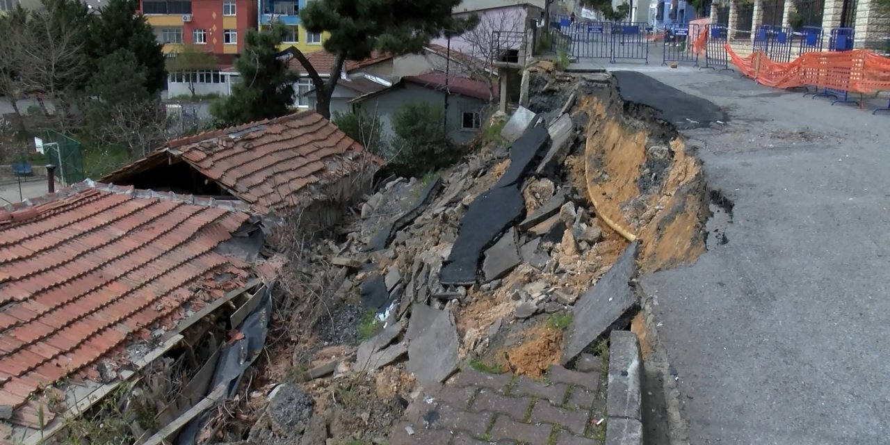 İstanbul- Maltepe’de Gecekonduların Üzerine Yol Çöktü (Havadan Görüntüyle)