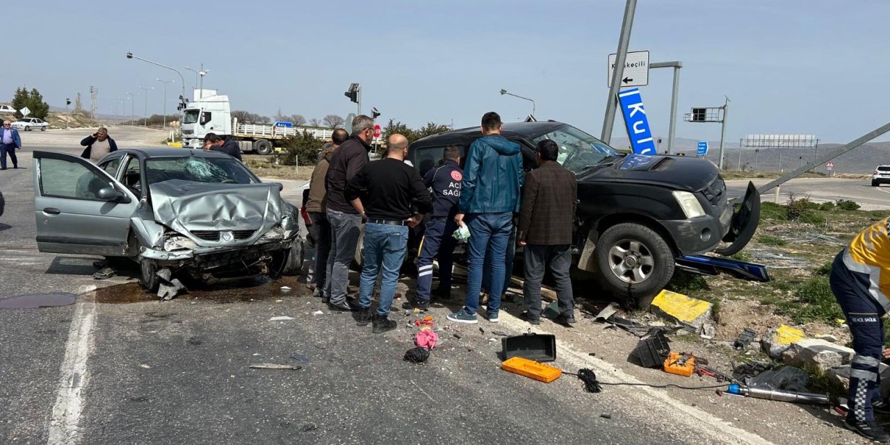 Kırıkkale'de Kamyonetle Otomobil Çarpıştı; 5 Yaralı